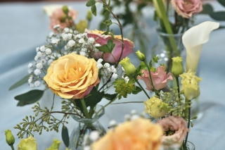Blommor i vas på ett bord.