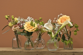 Blommor i en glasvas på ett bord.
