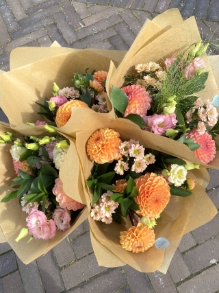Blommor i en glasvas på ett bord.